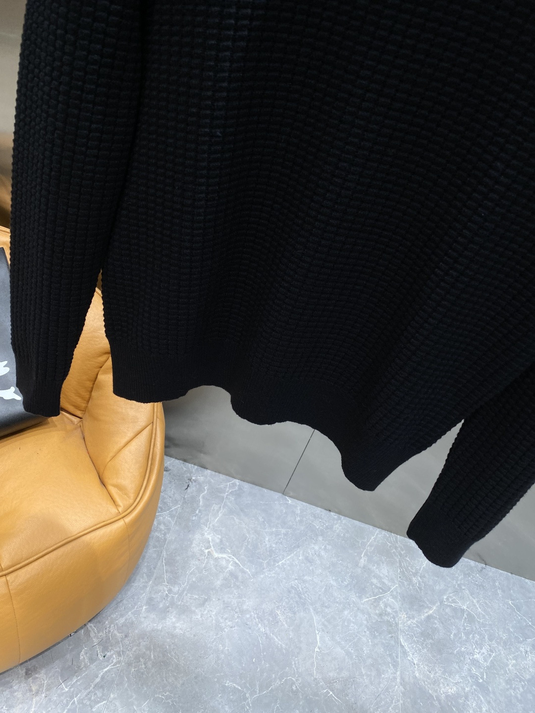 《𝙉𝙚𝙬🤍🖤lP🆕家》秋冬经典男士针织长袖圆领套头毛衣 这款针织衫向经典图案致敬。采用棉质平纹针织面料精