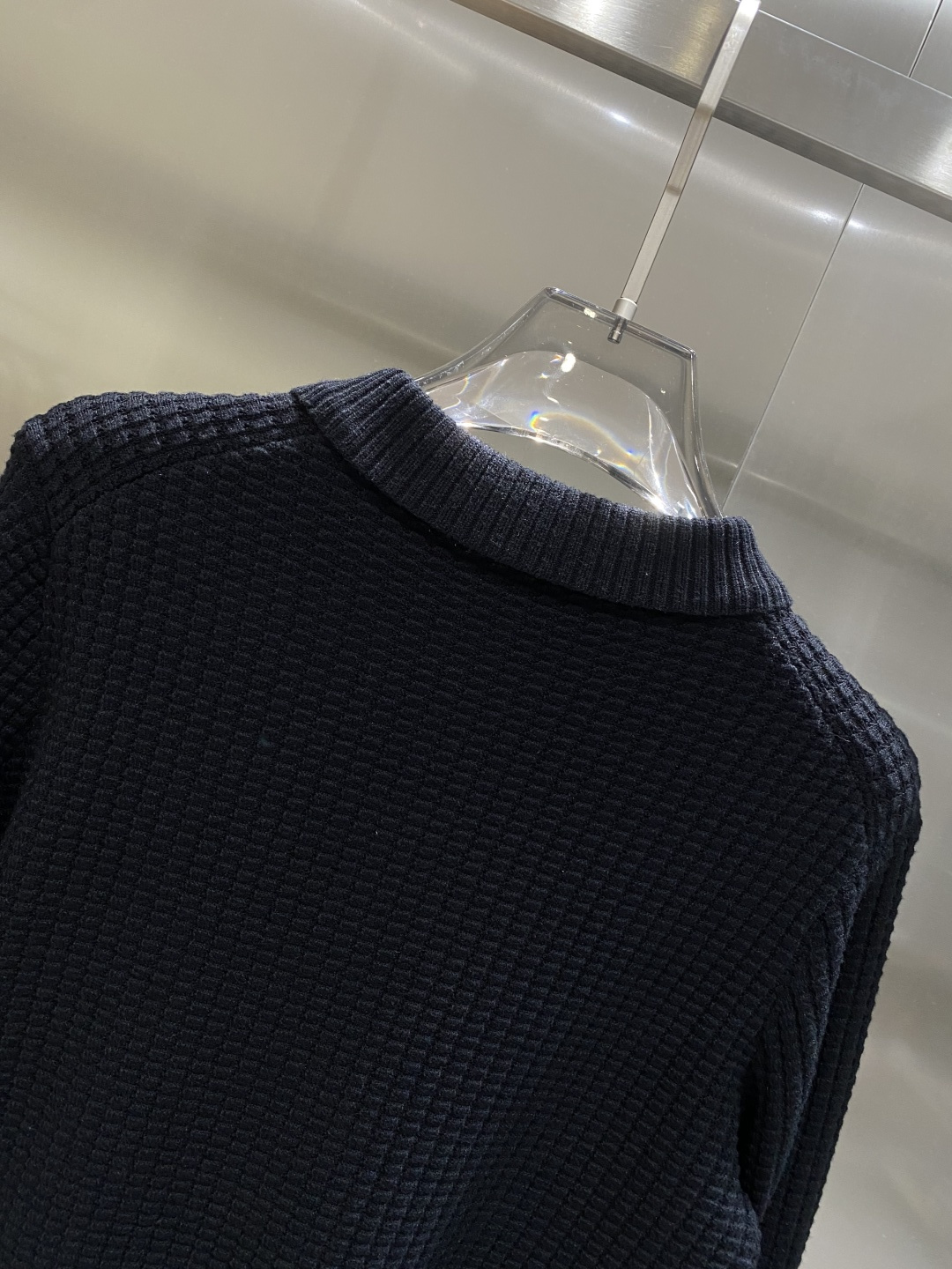 《𝙉𝙚𝙬🤍🖤lP🆕家》秋冬经典男士针织长袖圆领套头毛衣 这款针织衫向经典图案致敬。采用棉质平纹针织面料精