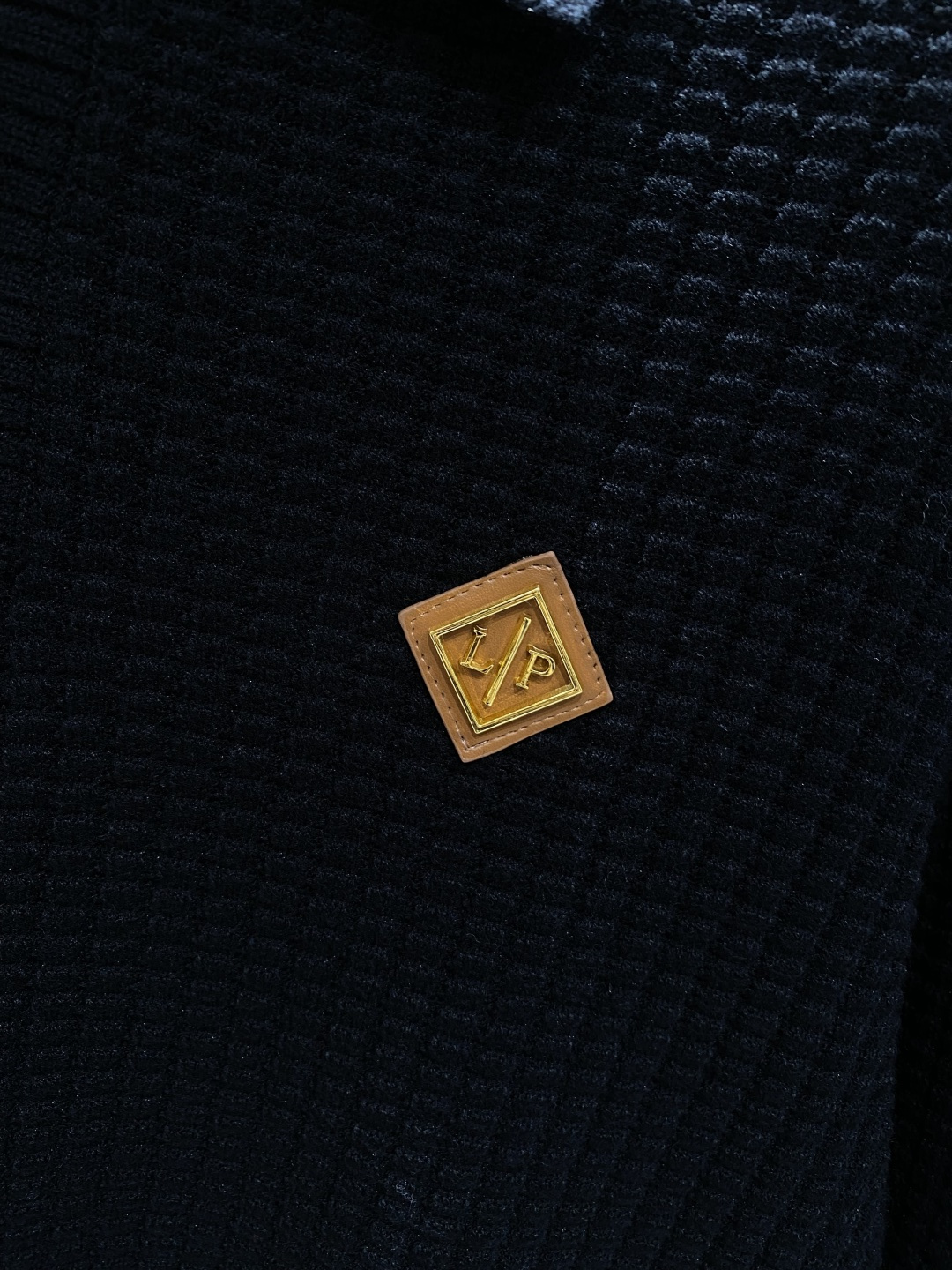 《𝙉𝙚𝙬🤍🖤lP🆕家》秋冬经典男士针织长袖圆领套头毛衣 这款针织衫向经典图案致敬。采用棉质平纹针织面料精