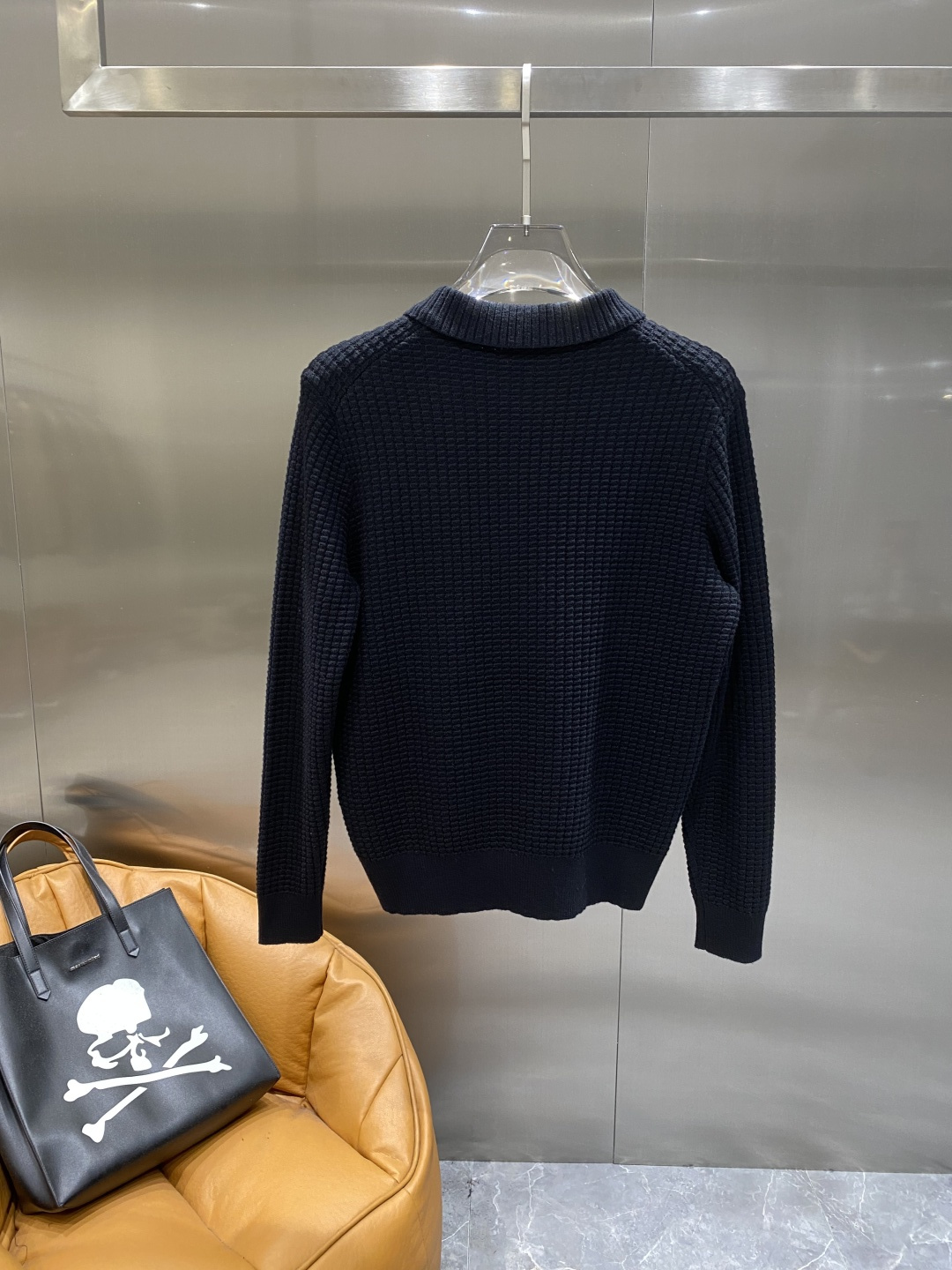 《𝙉𝙚𝙬🤍🖤lP🆕家》秋冬经典男士针织长袖圆领套头毛衣 这款针织衫向经典图案致敬。采用棉质平纹针织面料精
