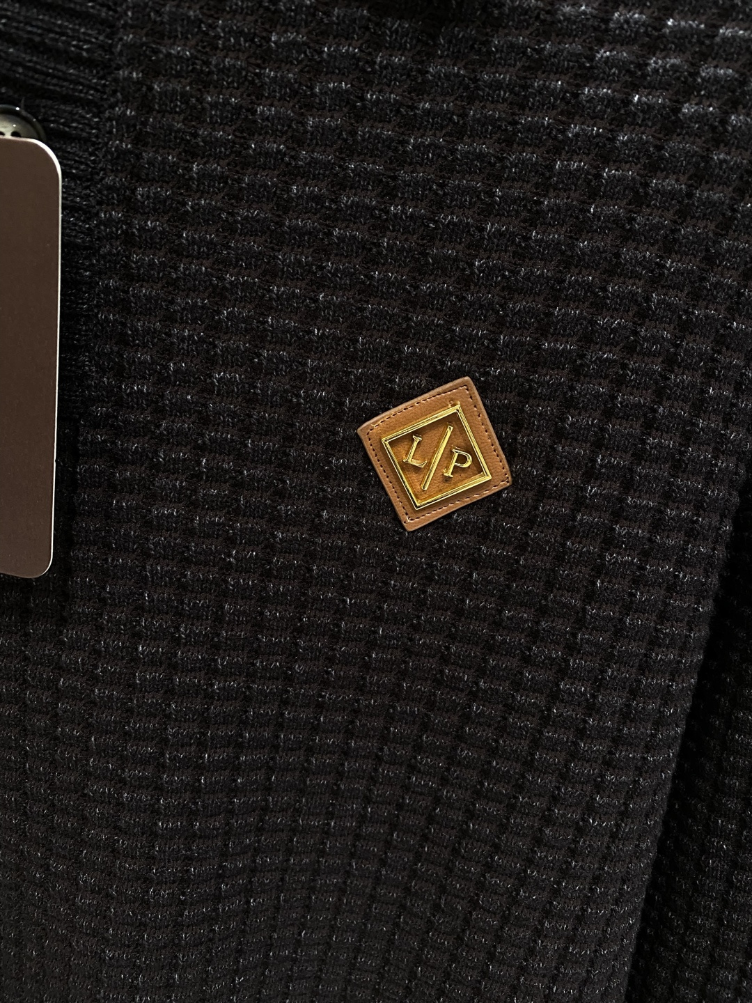 《𝙉𝙚𝙬🤍🖤lP🆕家》秋冬经典男士针织长袖圆领套头毛衣 这款针织衫向经典图案致敬。采用棉质平纹针织面料精