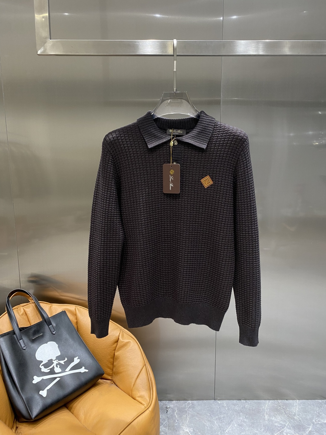 《𝙉𝙚𝙬🤍🖤lP🆕家》秋冬经典男士针织长袖圆领套头毛衣 这款针织衫向经典图案致敬。采用棉质平纹针织面料精