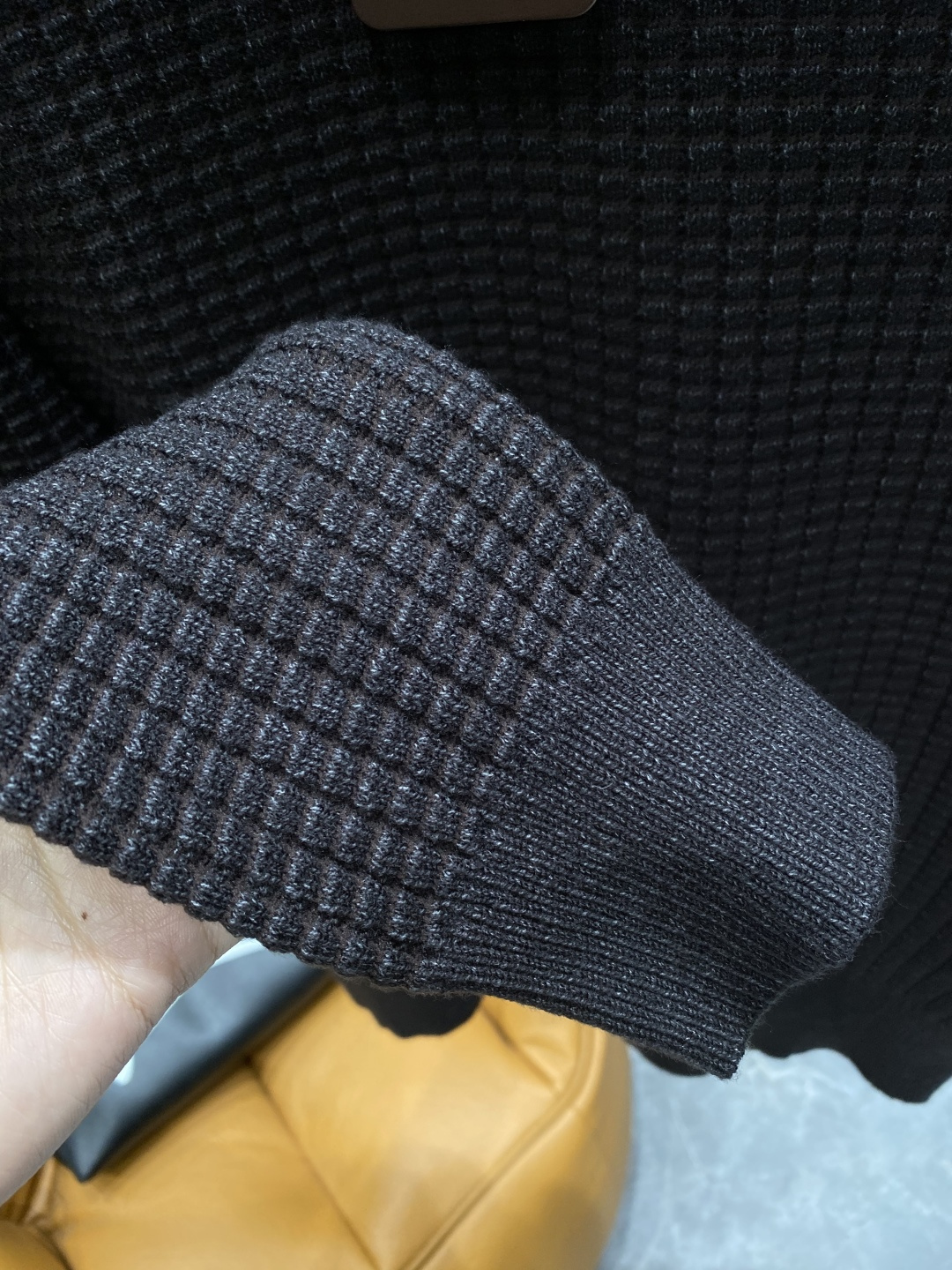 《𝙉𝙚𝙬🤍🖤lP🆕家》秋冬经典男士针织长袖圆领套头毛衣 这款针织衫向经典图案致敬。采用棉质平纹针织面料精