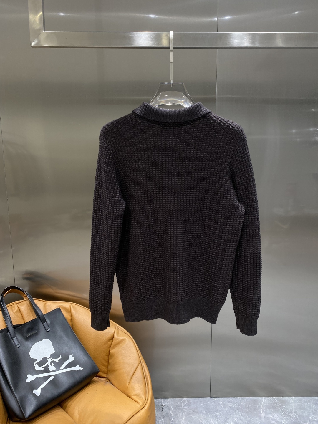 《𝙉𝙚𝙬🤍🖤lP🆕家》秋冬经典男士针织长袖圆领套头毛衣 这款针织衫向经典图案致敬。采用棉质平纹针织面料精