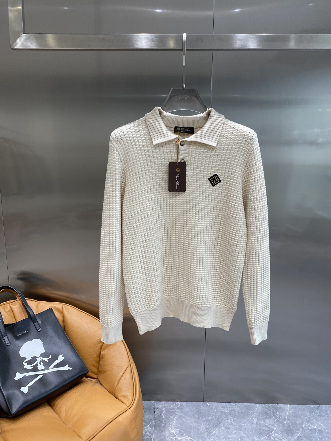 《𝙉𝙚𝙬🤍🖤lP🆕家》秋冬经典男士针织长袖圆领套头毛衣 这款针织衫向经典图案致敬。采用棉质平纹针织面料精