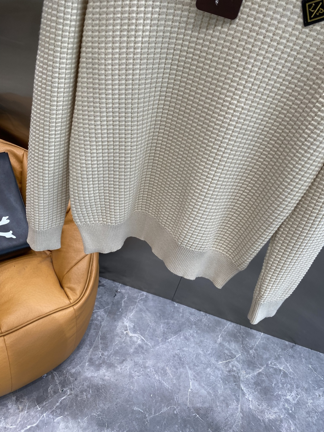 《𝙉𝙚𝙬🤍🖤lP🆕家》秋冬经典男士针织长袖圆领套头毛衣 这款针织衫向经典图案致敬。采用棉质平纹针织面料精