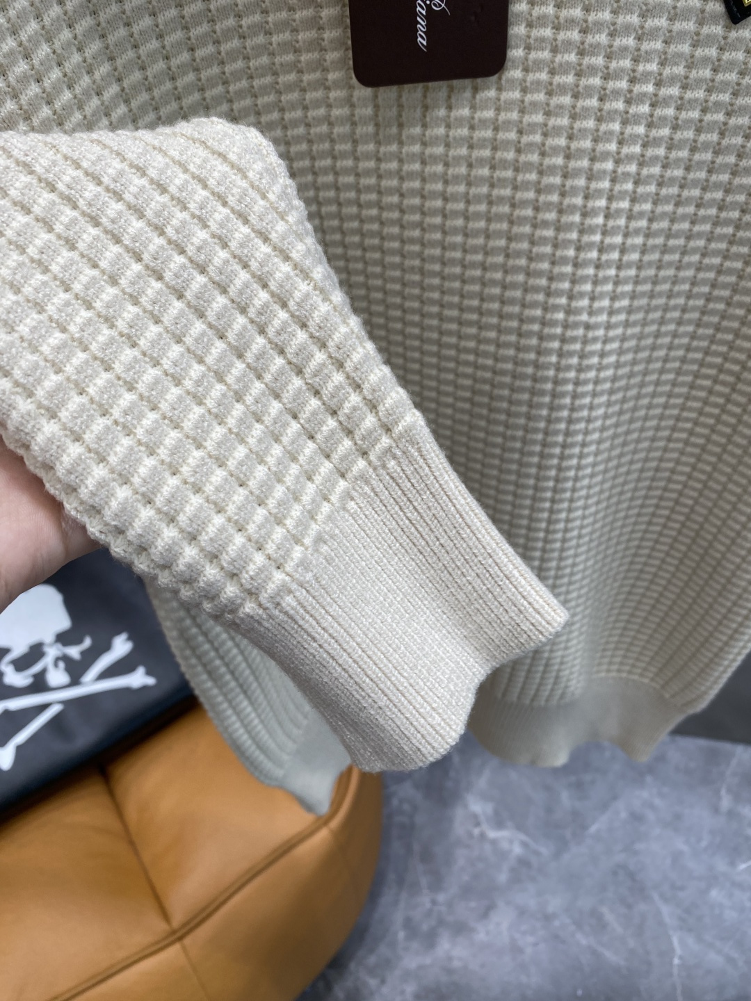 《𝙉𝙚𝙬🤍🖤lP🆕家》秋冬经典男士针织长袖圆领套头毛衣 这款针织衫向经典图案致敬。采用棉质平纹针织面料精