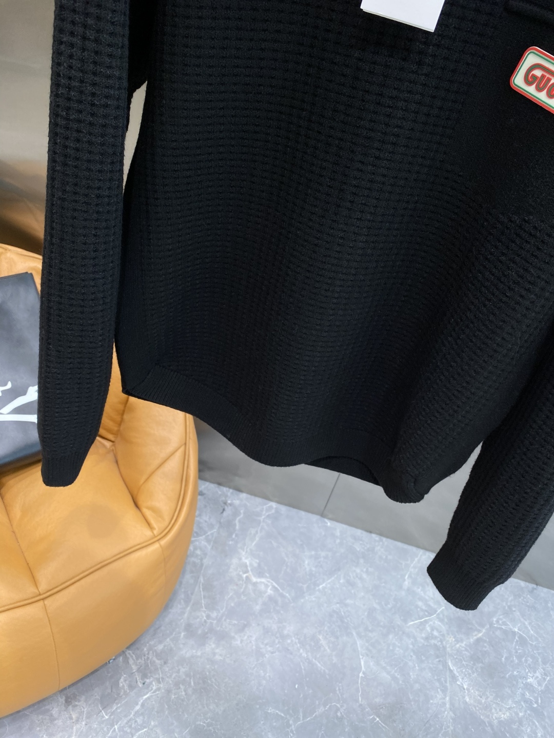 《𝙉𝙚𝙬🤍🖤古家》秋冬经典男士针织长袖圆领套头毛衣 这款针织衫向经典图案致敬。采用棉质平纹针织面料精心制