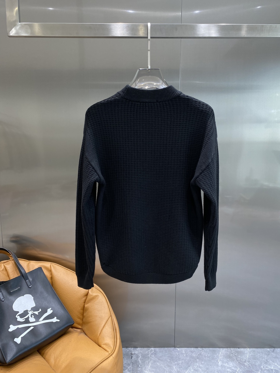 《𝙉𝙚𝙬🤍🖤古家》秋冬经典男士针织长袖圆领套头毛衣 这款针织衫向经典图案致敬。采用棉质平纹针织面料精心制