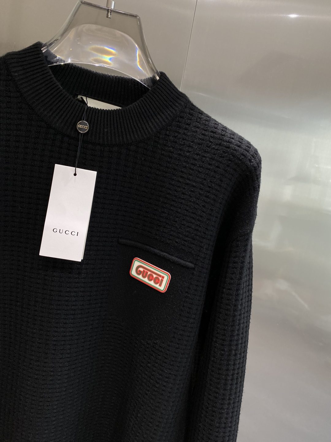 《𝙉𝙚𝙬🤍🖤古家》秋冬经典男士针织长袖圆领套头毛衣 这款针织衫向经典图案致敬。采用棉质平纹针织面料精心制