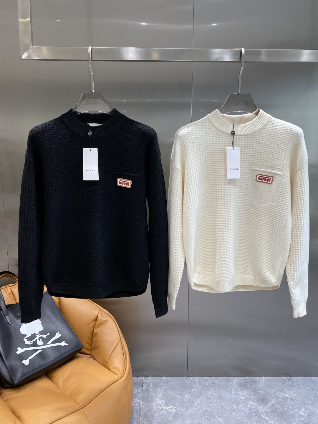 《𝙉𝙚𝙬🤍🖤古家》秋冬经典男士针织长袖圆领套头毛衣 这款针织衫向经典图案致敬。采用棉质平纹针织面料精心制