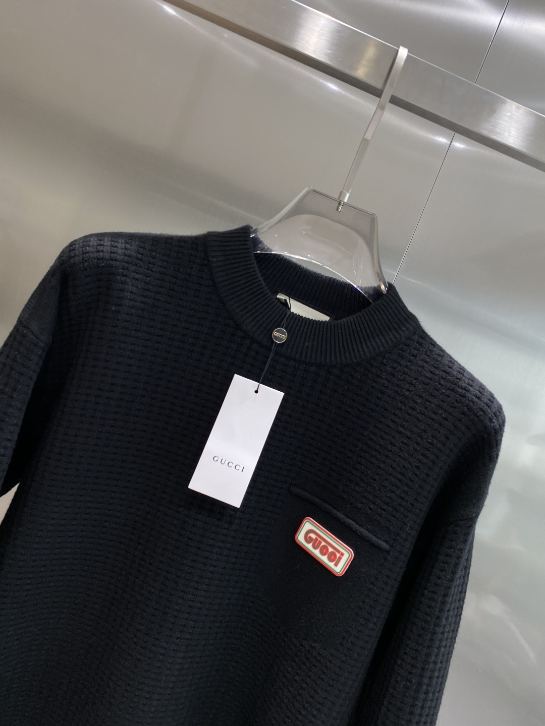 《𝙉𝙚𝙬🤍🖤古家》秋冬经典男士针织长袖圆领套头毛衣 这款针织衫向经典图案致敬。采用棉质平纹针织面料精心制