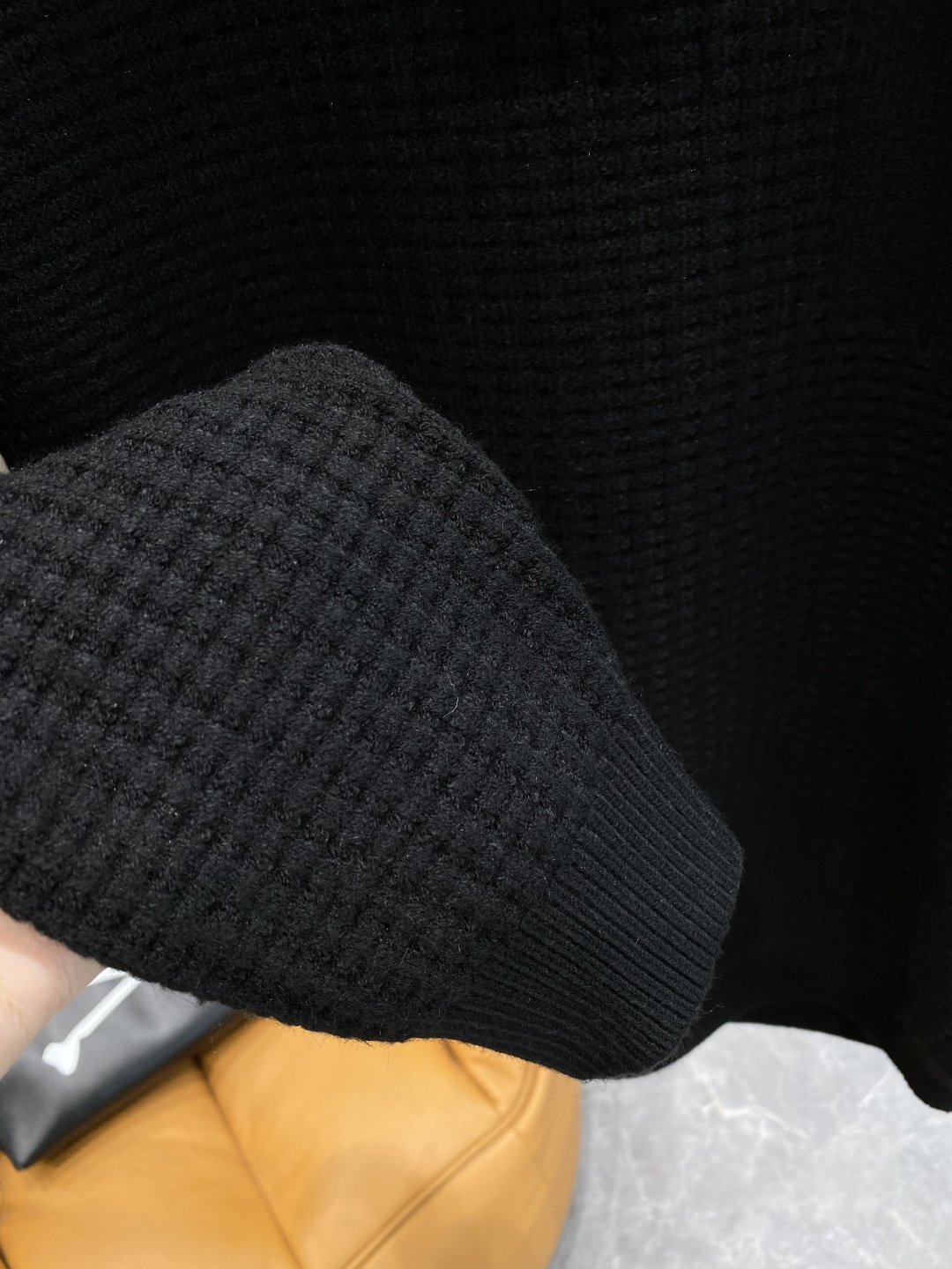 《𝙉𝙚𝙬🤍🖤古家》秋冬经典男士针织长袖圆领套头毛衣 这款针织衫向经典图案致敬。采用棉质平纹针织面料精心制