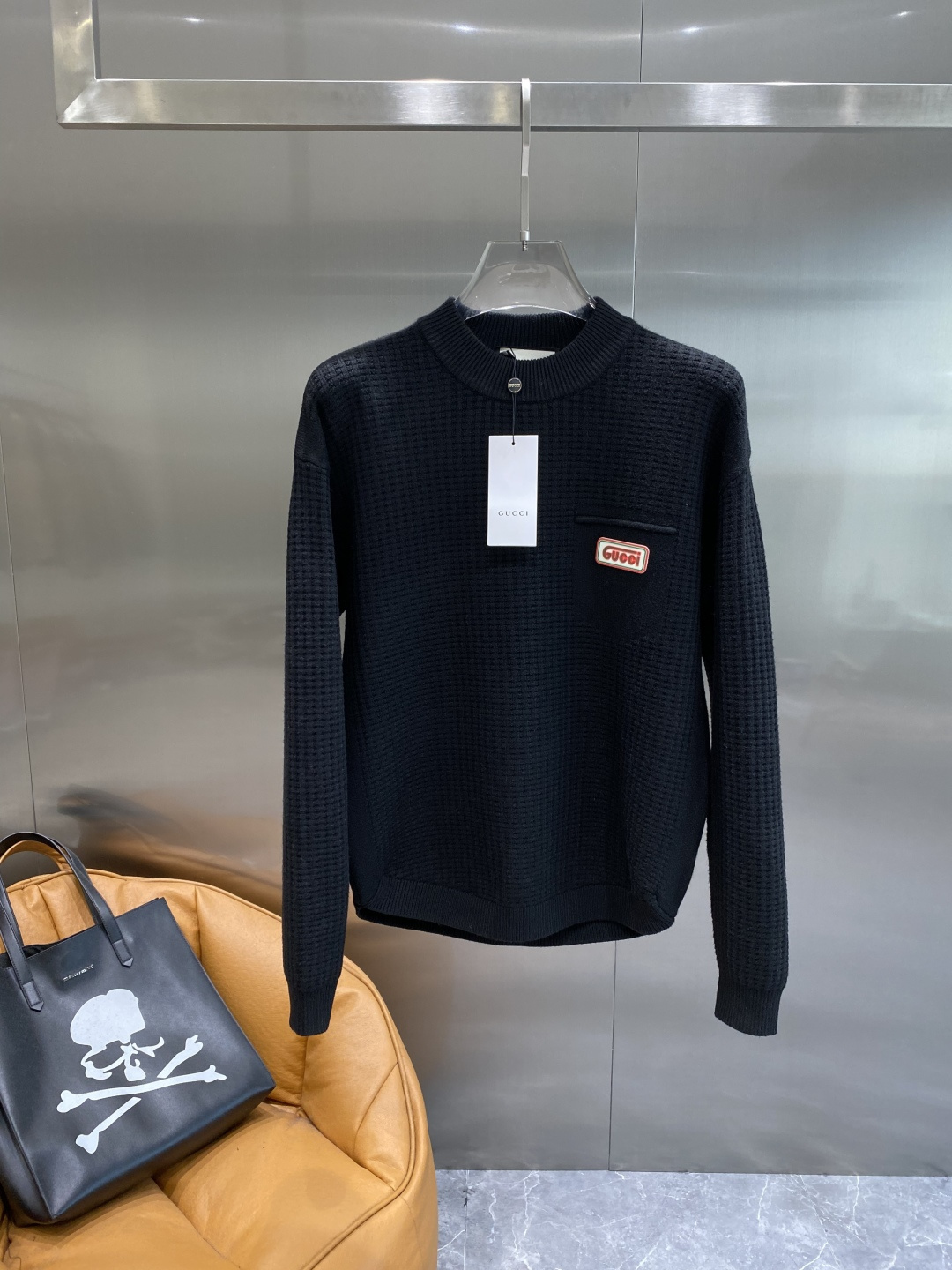 《𝙉𝙚𝙬🤍🖤古家》秋冬经典男士针织长袖圆领套头毛衣 这款针织衫向经典图案致敬。采用棉质平纹针织面料精心制