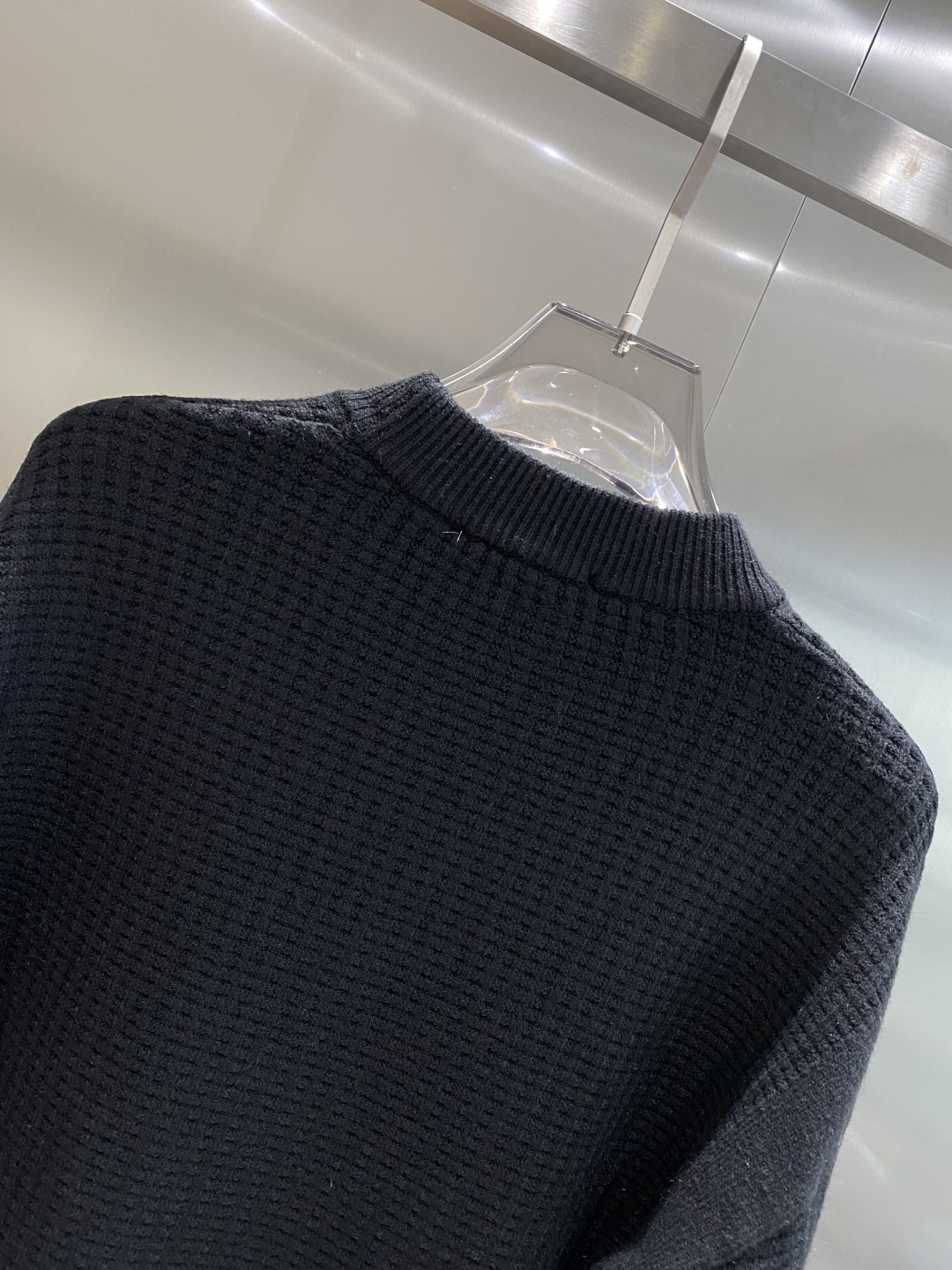 《𝙉𝙚𝙬🤍🖤古家》秋冬经典男士针织长袖圆领套头毛衣 这款针织衫向经典图案致敬。采用棉质平纹针织面料精心制