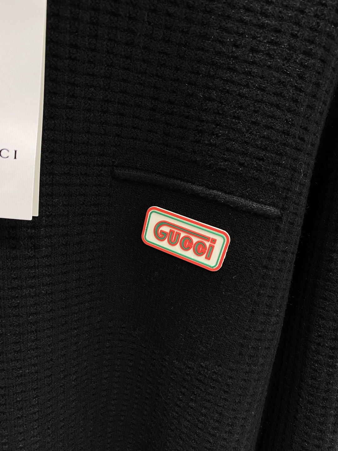 《𝙉𝙚𝙬🤍🖤古家》秋冬经典男士针织长袖圆领套头毛衣 这款针织衫向经典图案致敬。采用棉质平纹针织面料精心制