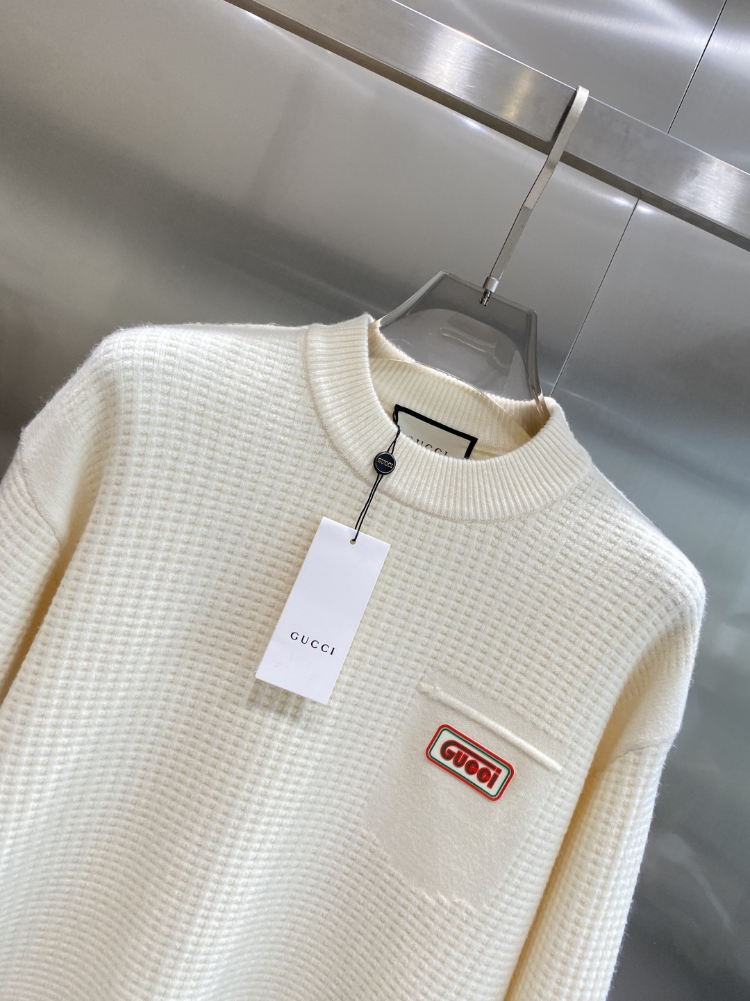 《𝙉𝙚𝙬🤍🖤古家》秋冬经典男士针织长袖圆领套头毛衣 这款针织衫向经典图案致敬。采用棉质平纹针织面料精心制