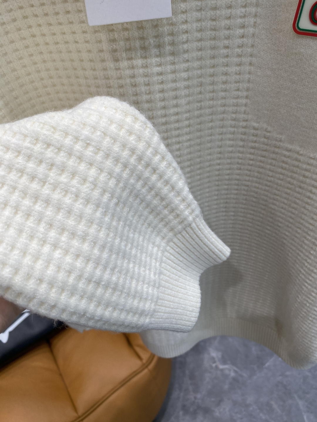 《𝙉𝙚𝙬🤍🖤古家》秋冬经典男士针织长袖圆领套头毛衣 这款针织衫向经典图案致敬。采用棉质平纹针织面料精心制