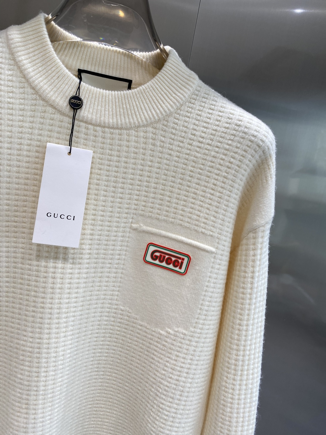 《𝙉𝙚𝙬🤍🖤古家》秋冬经典男士针织长袖圆领套头毛衣 这款针织衫向经典图案致敬。采用棉质平纹针织面料精心制