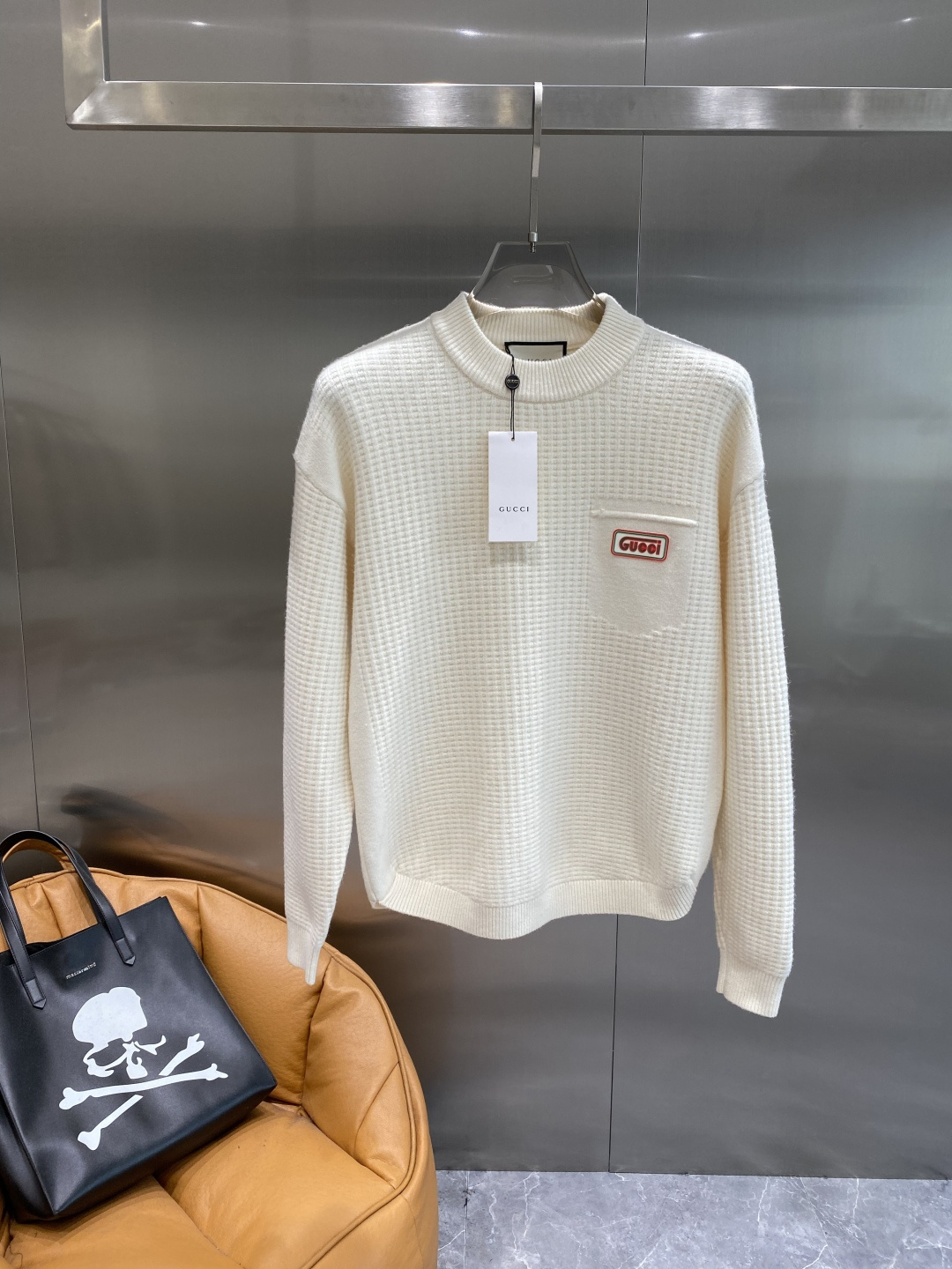 《𝙉𝙚𝙬🤍🖤古家》秋冬经典男士针织长袖圆领套头毛衣 这款针织衫向经典图案致敬。采用棉质平纹针织面料精心制