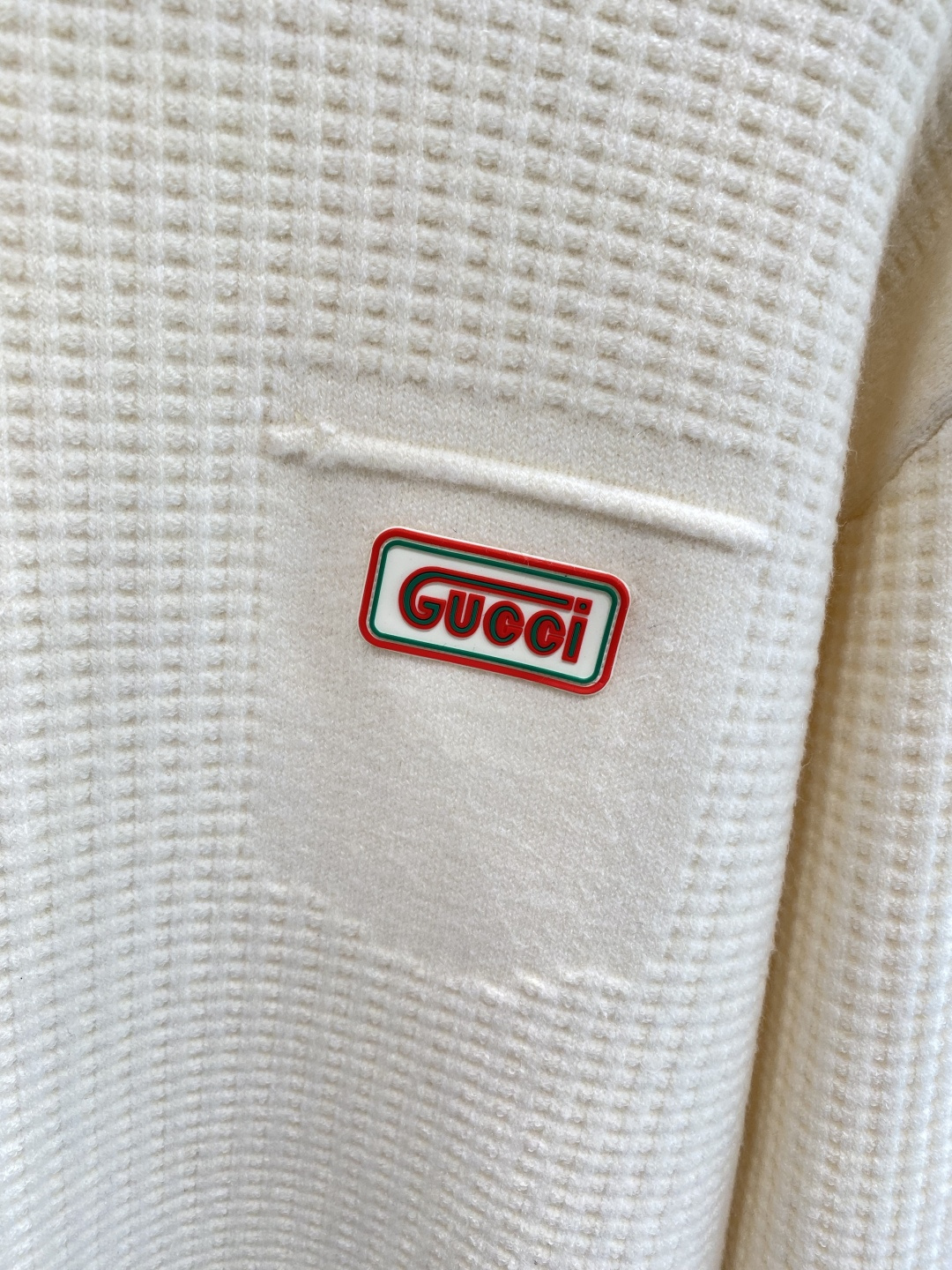 《𝙉𝙚𝙬🤍🖤古家》秋冬经典男士针织长袖圆领套头毛衣 这款针织衫向经典图案致敬。采用棉质平纹针织面料精心制