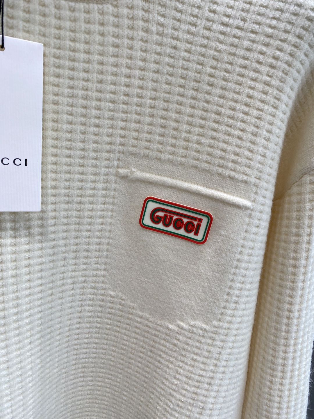 《𝙉𝙚𝙬🤍🖤古家》秋冬经典男士针织长袖圆领套头毛衣 这款针织衫向经典图案致敬。采用棉质平纹针织面料精心制