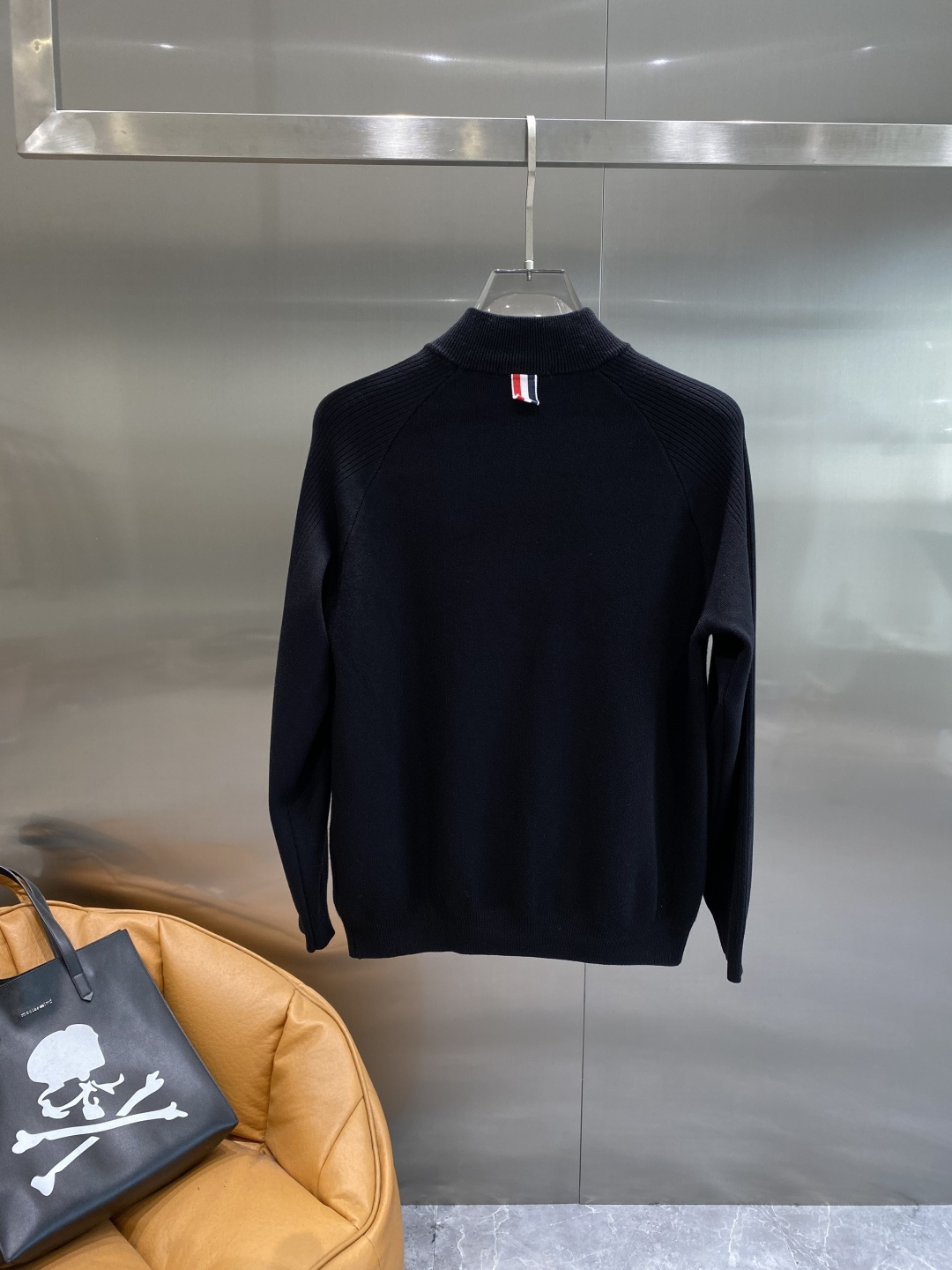 《𝙉𝙚𝙬🤍🖤蒙家》开衫新款针织毛衣衫，彰显2025秋冬秀场的 主题。责任采购羊毛成就换季时节的典雅之选，