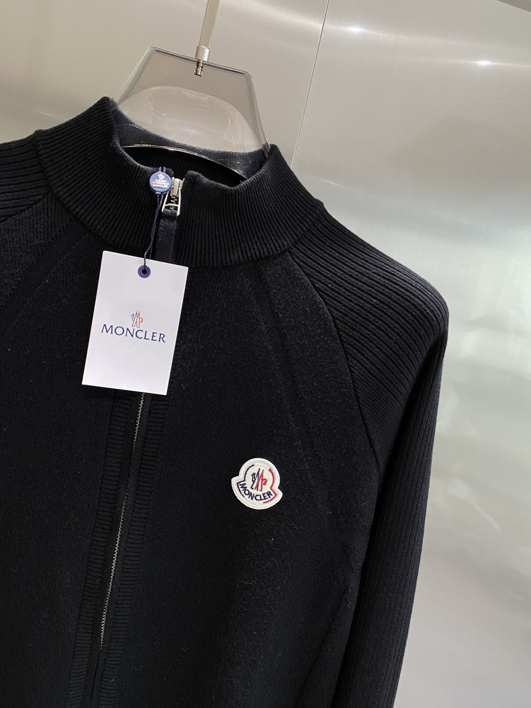 《𝙉𝙚𝙬🤍🖤蒙家》开衫新款针织毛衣衫，彰显2025秋冬秀场的 主题。责任采购羊毛成就换季时节的典雅之选，