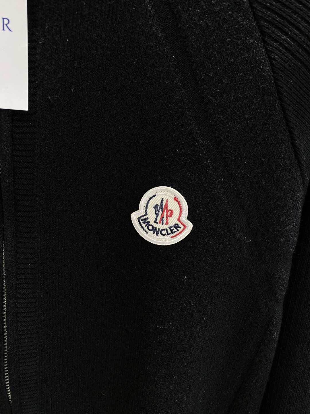 《𝙉𝙚𝙬🤍🖤蒙家》开衫新款针织毛衣衫，彰显2025秋冬秀场的 主题。责任采购羊毛成就换季时节的典雅之选，