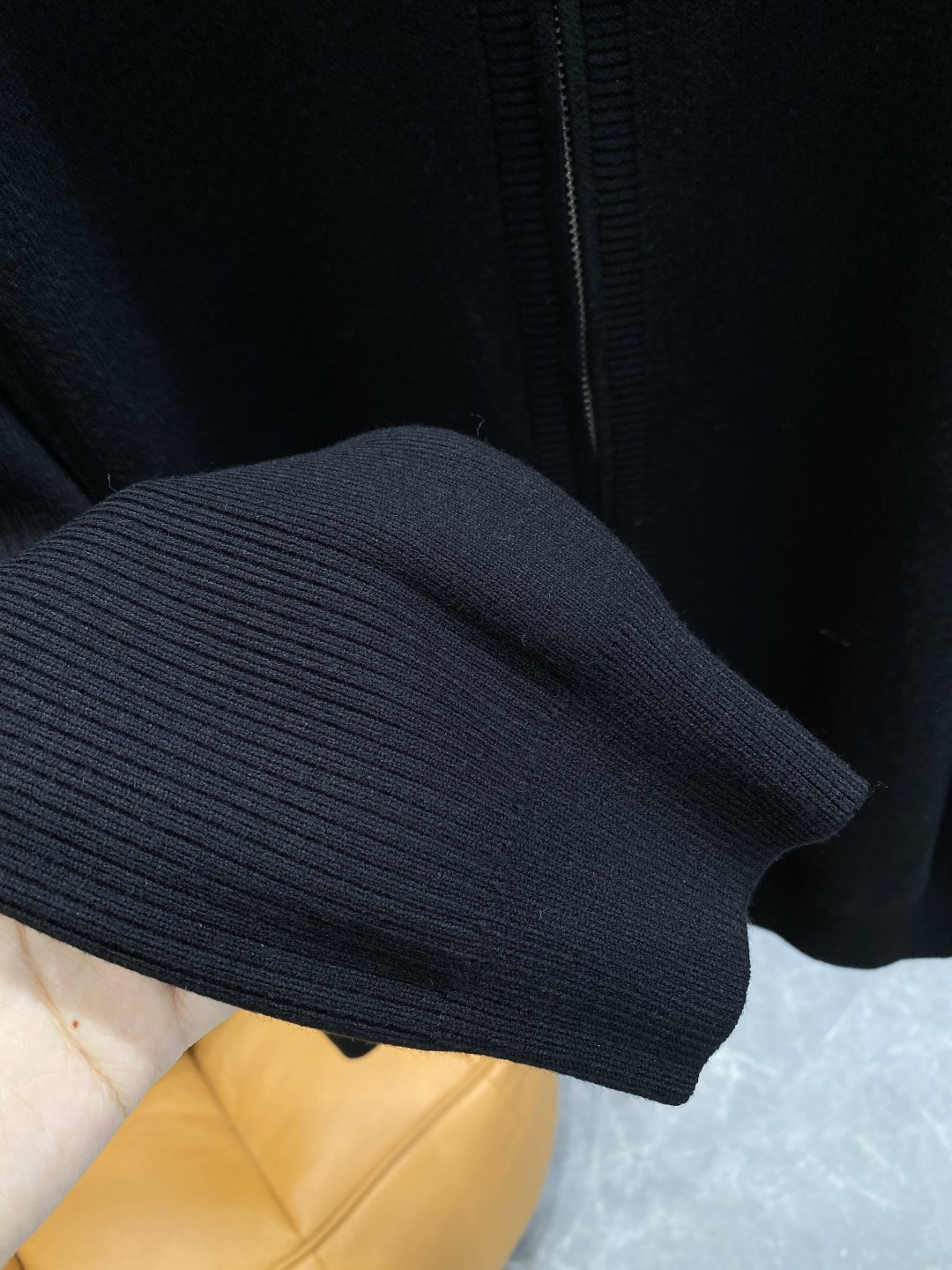 《𝙉𝙚𝙬🤍🖤蒙家》开衫新款针织毛衣衫，彰显2025秋冬秀场的 主题。责任采购羊毛成就换季时节的典雅之选，