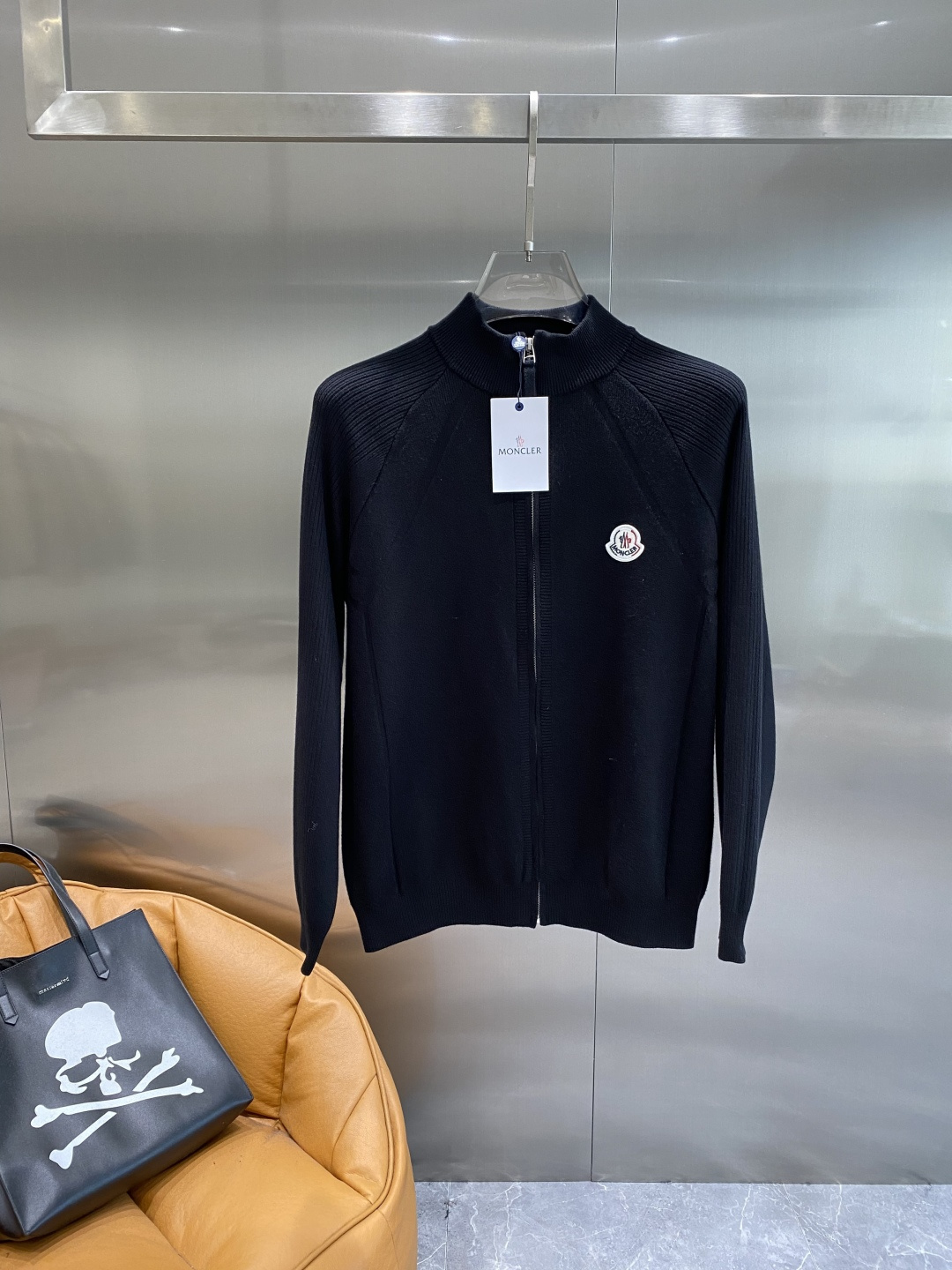 《𝙉𝙚𝙬🤍🖤蒙家》开衫新款针织毛衣衫，彰显2025秋冬秀场的 主题。责任采购羊毛成就换季时节的典雅之选，