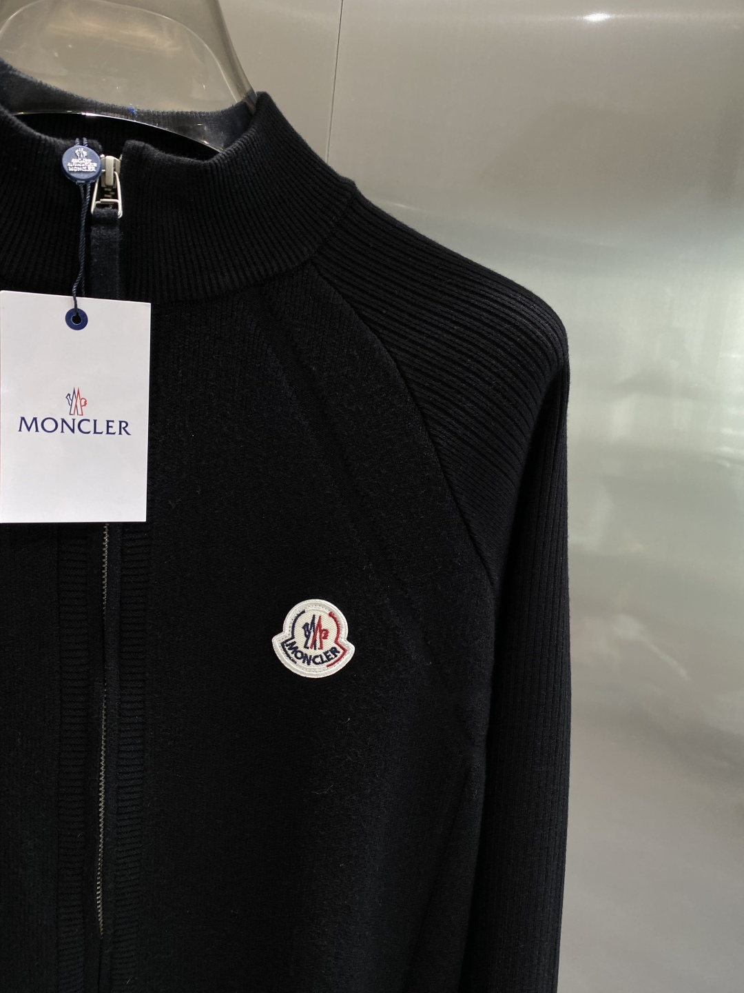 《𝙉𝙚𝙬🤍🖤蒙家》开衫新款针织毛衣衫，彰显2025秋冬秀场的 主题。责任采购羊毛成就换季时节的典雅之选，