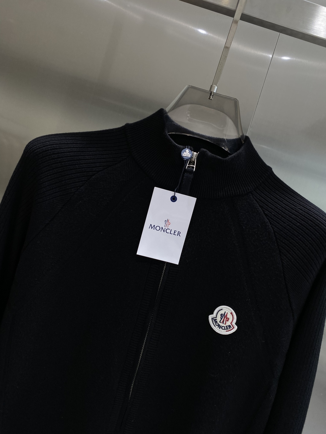 《𝙉𝙚𝙬🤍🖤蒙家》开衫新款针织毛衣衫，彰显2025秋冬秀场的 主题。责任采购羊毛成就换季时节的典雅之选，