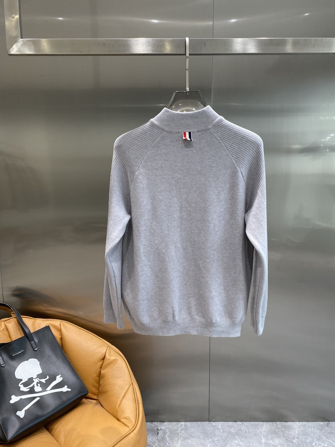 《𝙉𝙚𝙬🤍🖤蒙家》开衫新款针织毛衣衫，彰显2025秋冬秀场的 主题。责任采购羊毛成就换季时节的典雅之选，