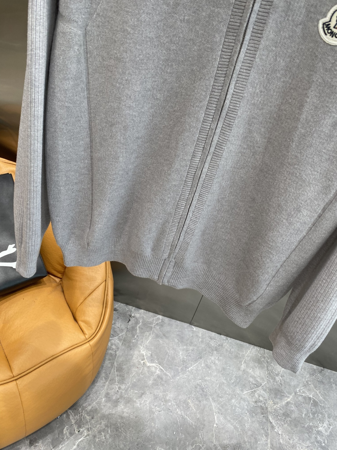 《𝙉𝙚𝙬🤍🖤蒙家》开衫新款针织毛衣衫，彰显2025秋冬秀场的 主题。责任采购羊毛成就换季时节的典雅之选，