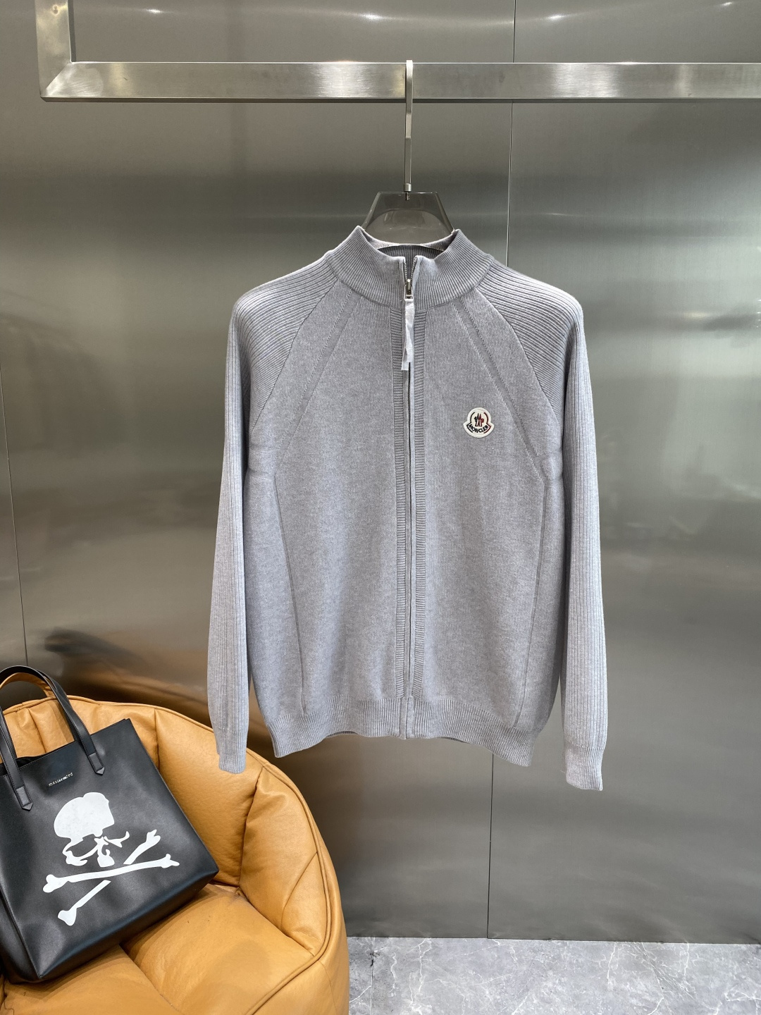 《𝙉𝙚𝙬🤍🖤蒙家》开衫新款针织毛衣衫，彰显2025秋冬秀场的 主题。责任采购羊毛成就换季时节的典雅之选，