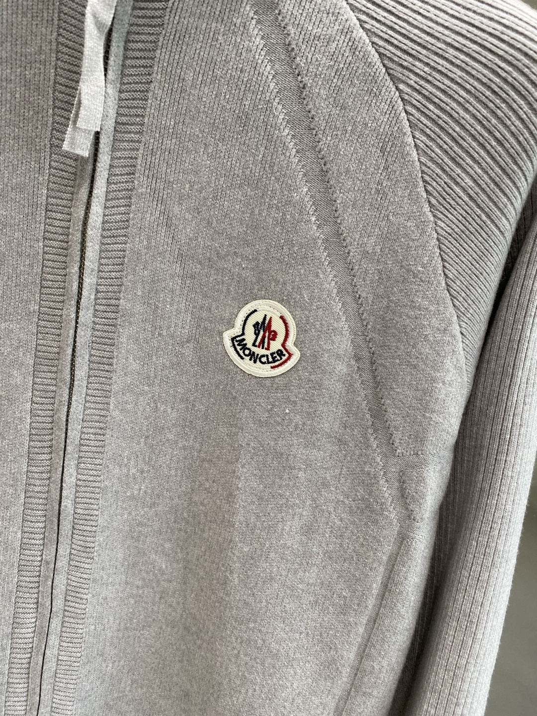 《𝙉𝙚𝙬🤍🖤蒙家》开衫新款针织毛衣衫，彰显2025秋冬秀场的 主题。责任采购羊毛成就换季时节的典雅之选，