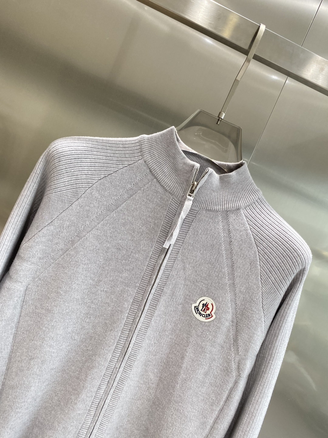 《𝙉𝙚𝙬🤍🖤蒙家》开衫新款针织毛衣衫，彰显2025秋冬秀场的 主题。责任采购羊毛成就换季时节的典雅之选，