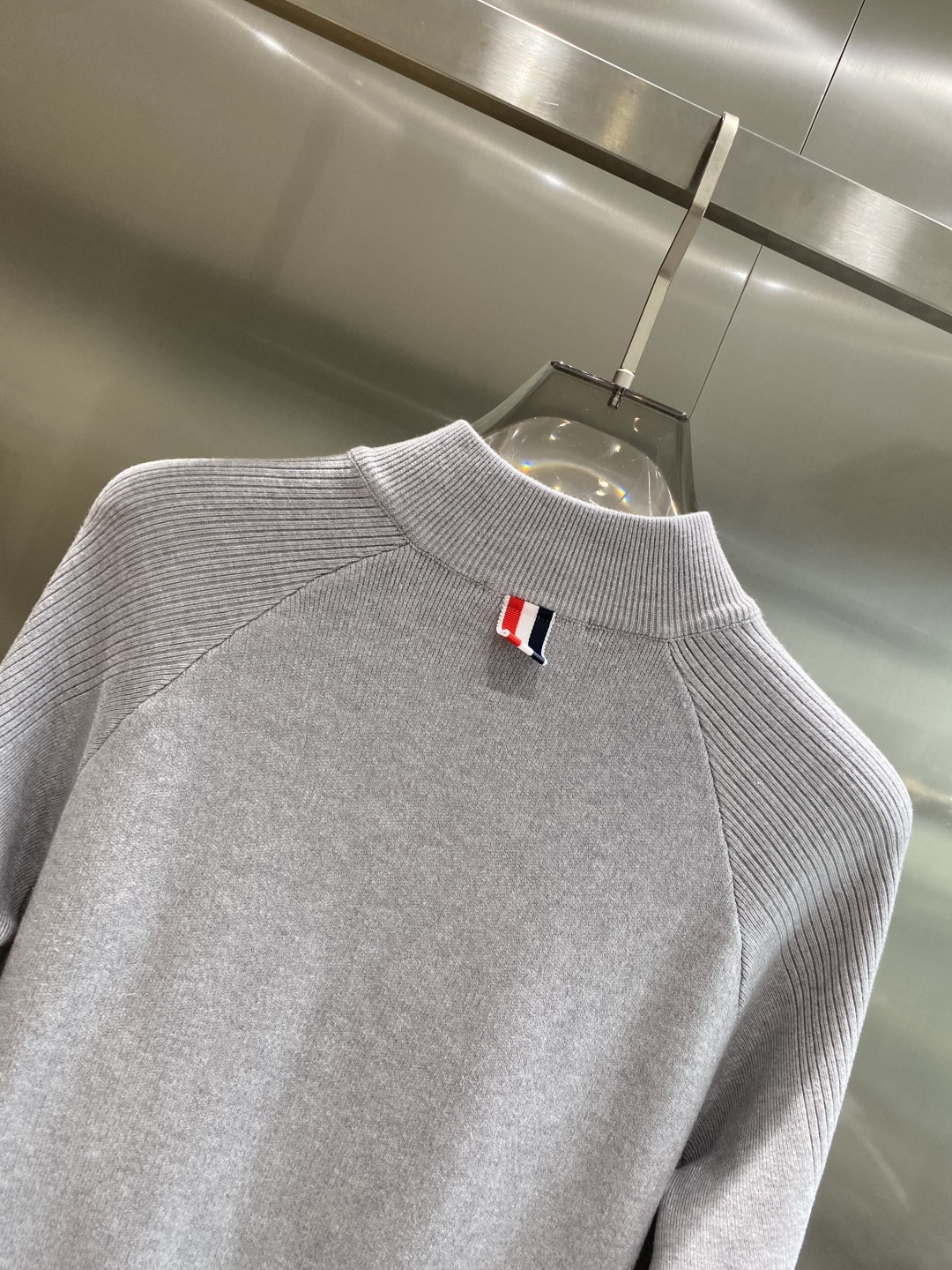 《𝙉𝙚𝙬🤍🖤蒙家》开衫新款针织毛衣衫，彰显2025秋冬秀场的 主题。责任采购羊毛成就换季时节的典雅之选，