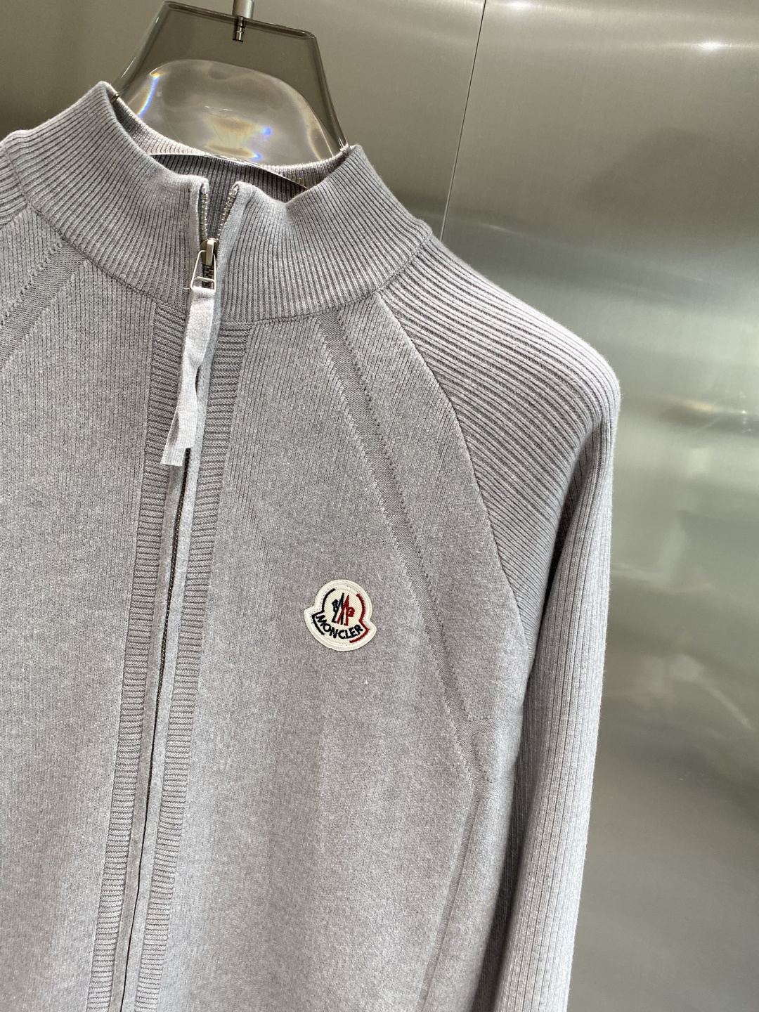 《𝙉𝙚𝙬🤍🖤蒙家》开衫新款针织毛衣衫，彰显2025秋冬秀场的 主题。责任采购羊毛成就换季时节的典雅之选，