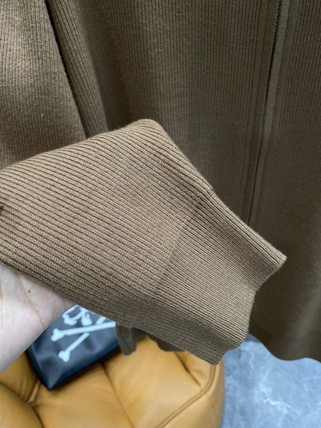 《𝙉𝙚𝙬🤍🖤驴家》开衫新款针织毛衣衫，彰显2025秋冬秀场的 主题。责任采购羊毛成就换季时节的典雅之选，