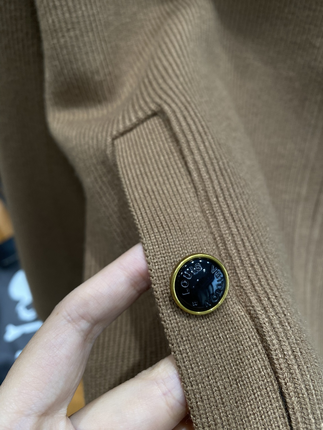 《𝙉𝙚𝙬🤍🖤驴家》开衫新款针织毛衣衫，彰显2025秋冬秀场的 主题。责任采购羊毛成就换季时节的典雅之选，