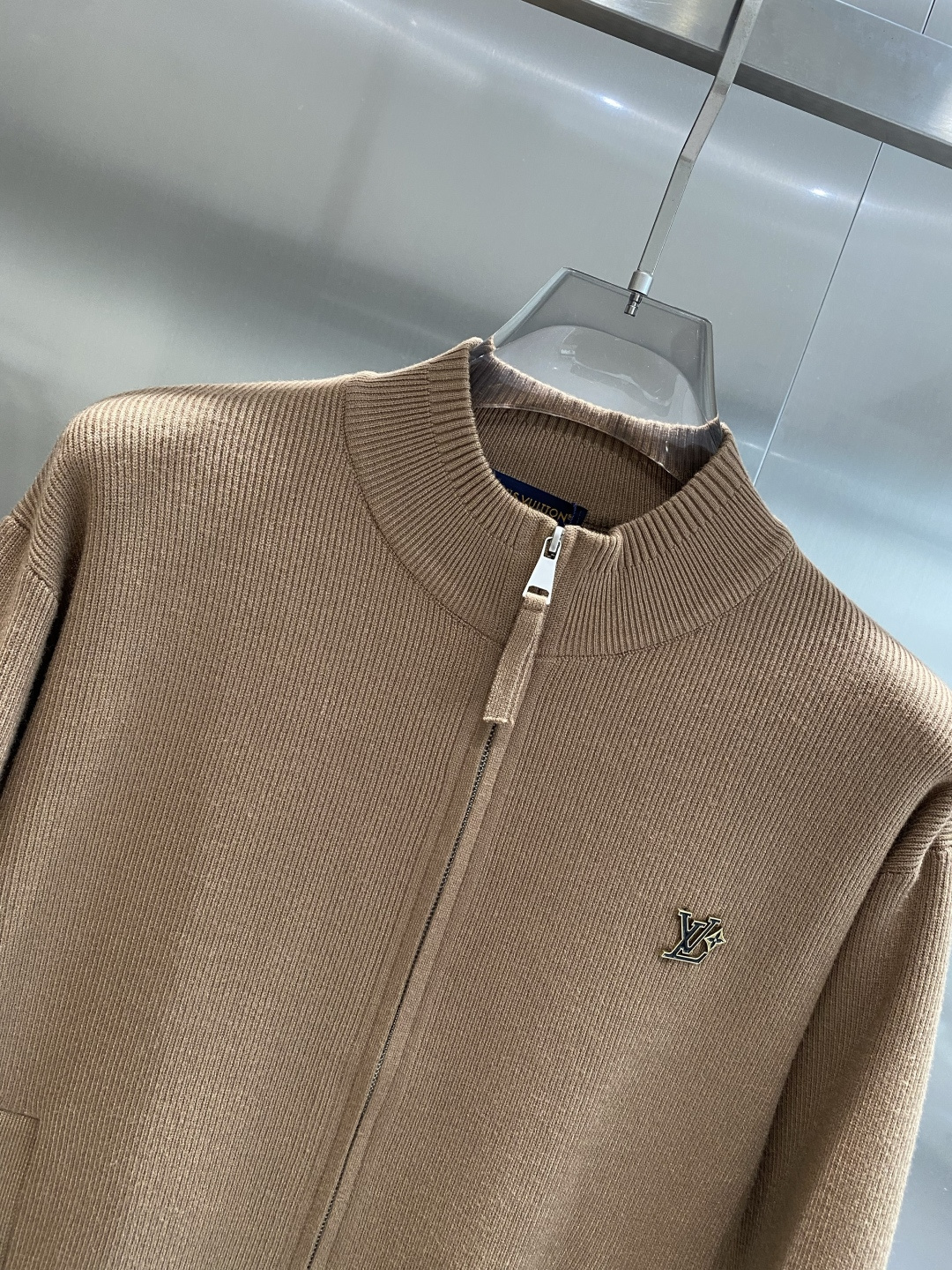 《𝙉𝙚𝙬🤍🖤驴家》开衫新款针织毛衣衫，彰显2025秋冬秀场的 主题。责任采购羊毛成就换季时节的典雅之选，