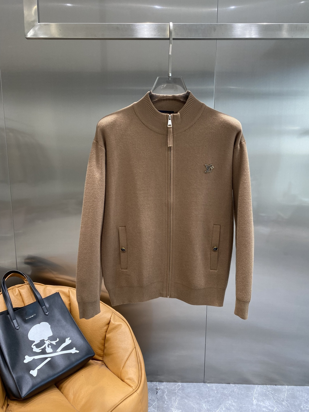 《𝙉𝙚𝙬🤍🖤驴家》开衫新款针织毛衣衫，彰显2025秋冬秀场的 主题。责任采购羊毛成就换季时节的典雅之选，