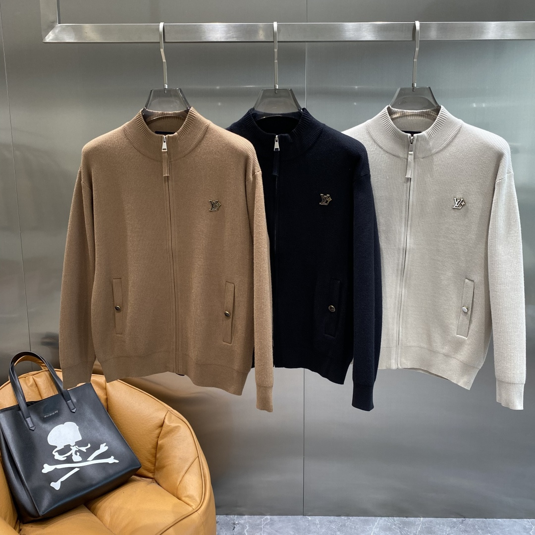 《𝙉𝙚𝙬🤍🖤驴家》开衫新款针织毛衣衫，彰显2025秋冬秀场的 主题。责任采购羊毛成就换季时节的典雅之选，