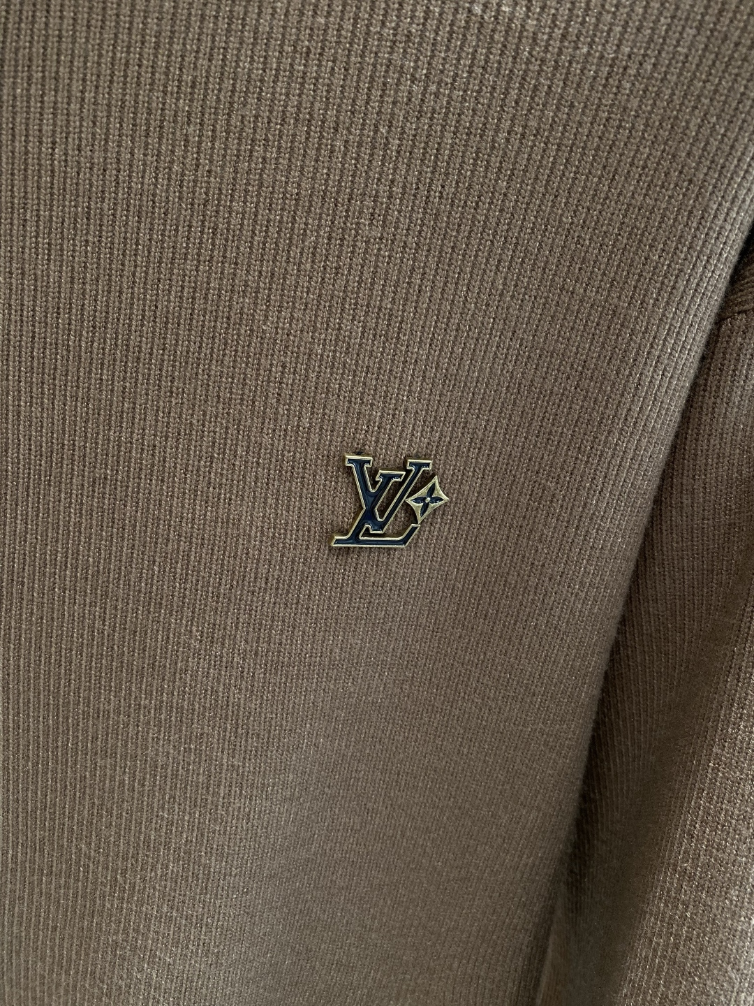 《𝙉𝙚𝙬🤍🖤驴家》开衫新款针织毛衣衫，彰显2025秋冬秀场的 主题。责任采购羊毛成就换季时节的典雅之选，