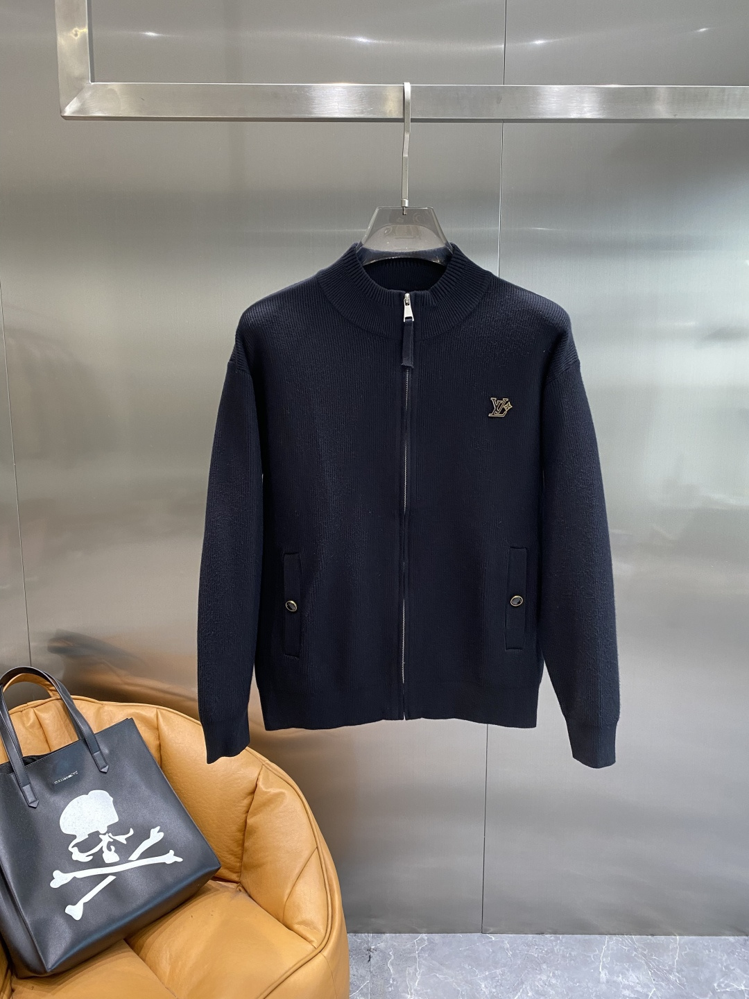 《𝙉𝙚𝙬🤍🖤驴家》开衫新款针织毛衣衫，彰显2025秋冬秀场的 主题。责任采购羊毛成就换季时节的典雅之选，