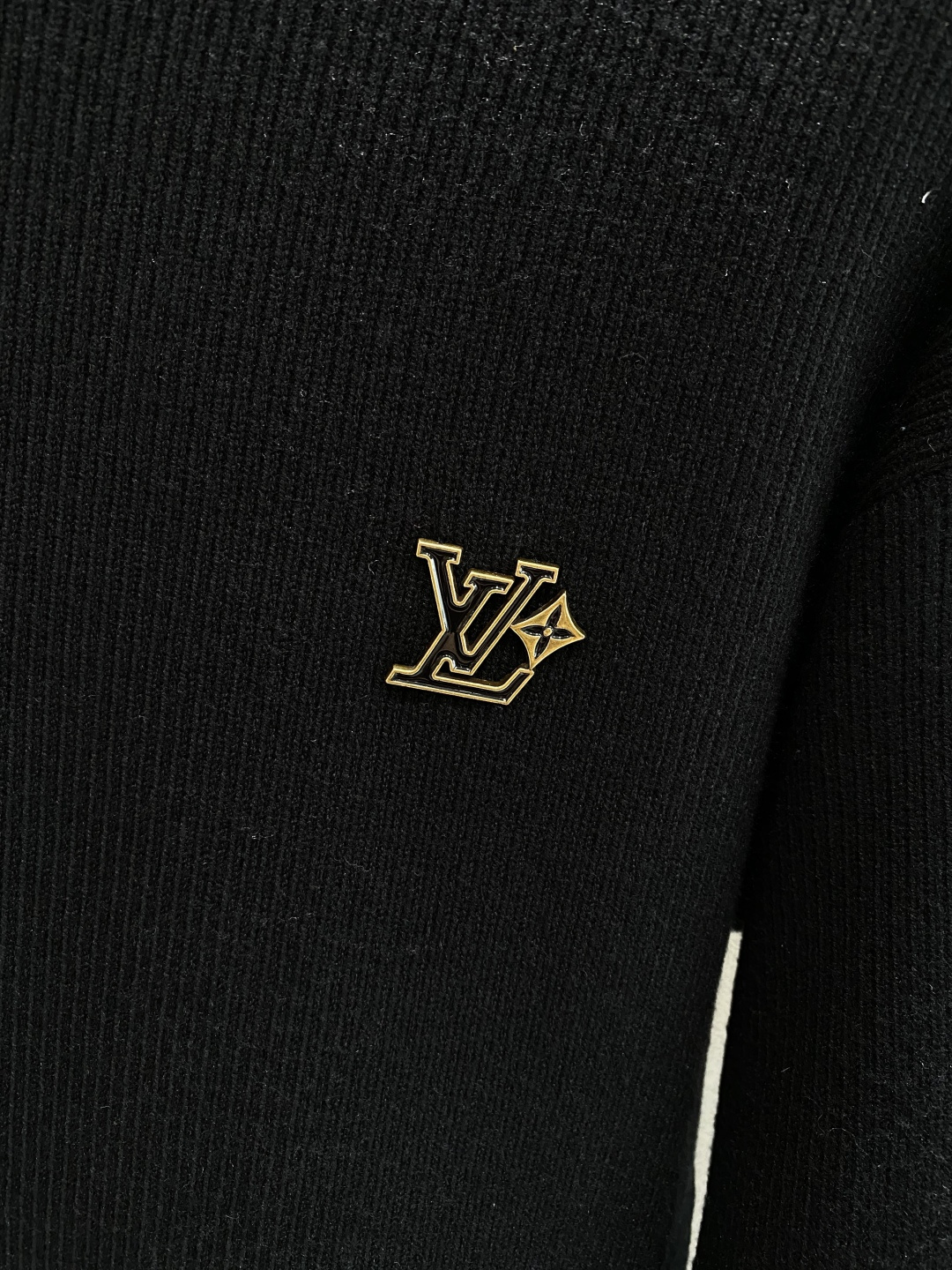 《𝙉𝙚𝙬🤍🖤驴家》开衫新款针织毛衣衫，彰显2025秋冬秀场的 主题。责任采购羊毛成就换季时节的典雅之选，