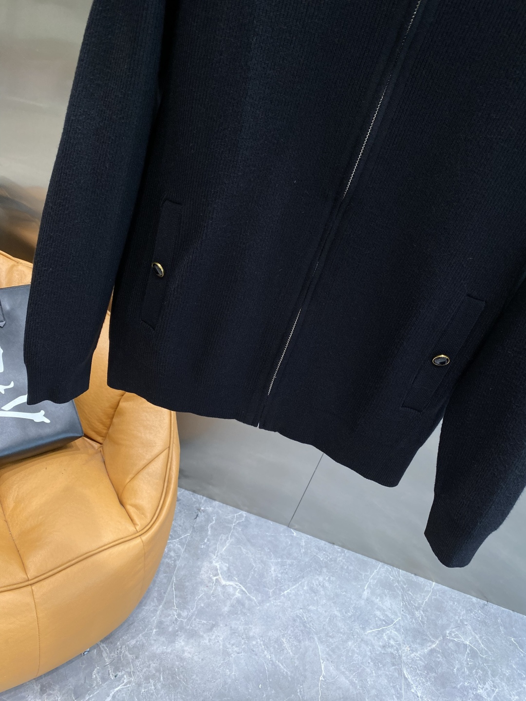 《𝙉𝙚𝙬🤍🖤驴家》开衫新款针织毛衣衫，彰显2025秋冬秀场的 主题。责任采购羊毛成就换季时节的典雅之选，