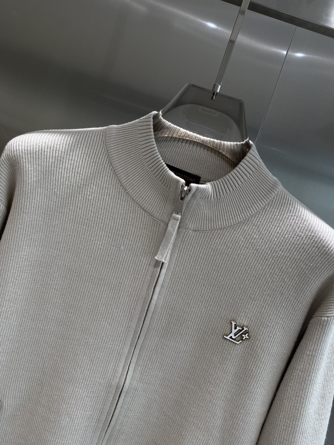 《𝙉𝙚𝙬🤍🖤驴家》开衫新款针织毛衣衫，彰显2025秋冬秀场的 主题。责任采购羊毛成就换季时节的典雅之选，